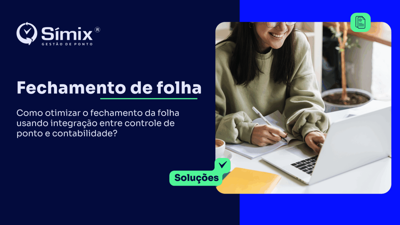mulher sorri ao escrever em folha de papel em frente a notebook