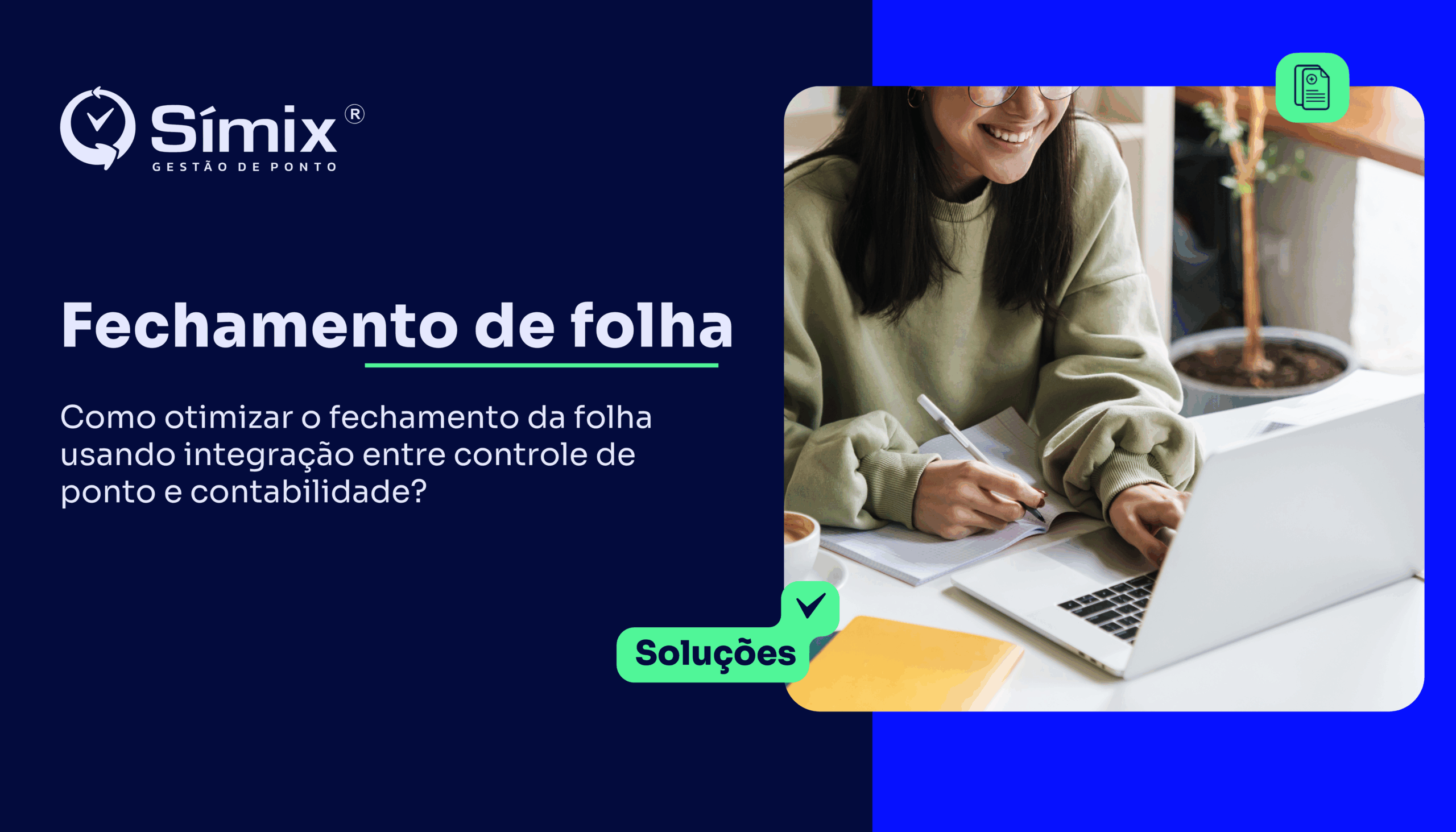 mulher sorri ao escrever em folha de papel em frente a notebook