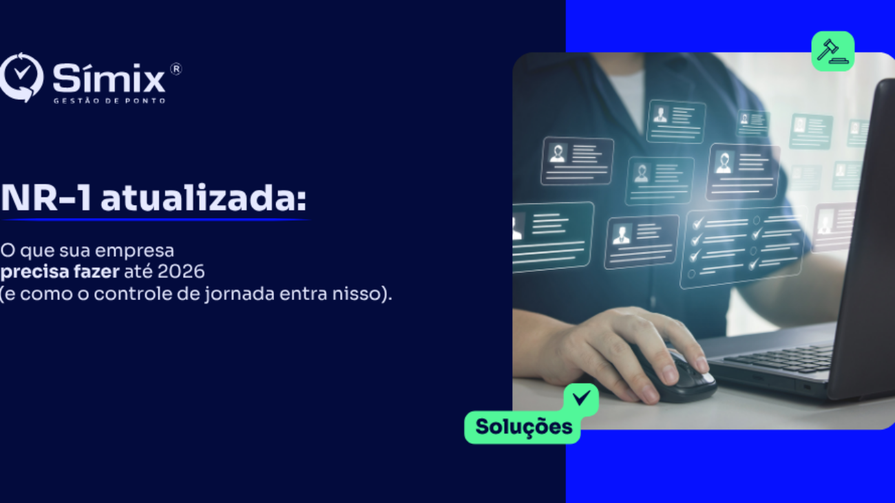 Banner Símix: NR-1 atualizada — o que sua empresa precisa fazer até 2026 e como o controle de jornada entra nisso. Profissional no notebook com painel de gestão de jornada flutuando ao lado.