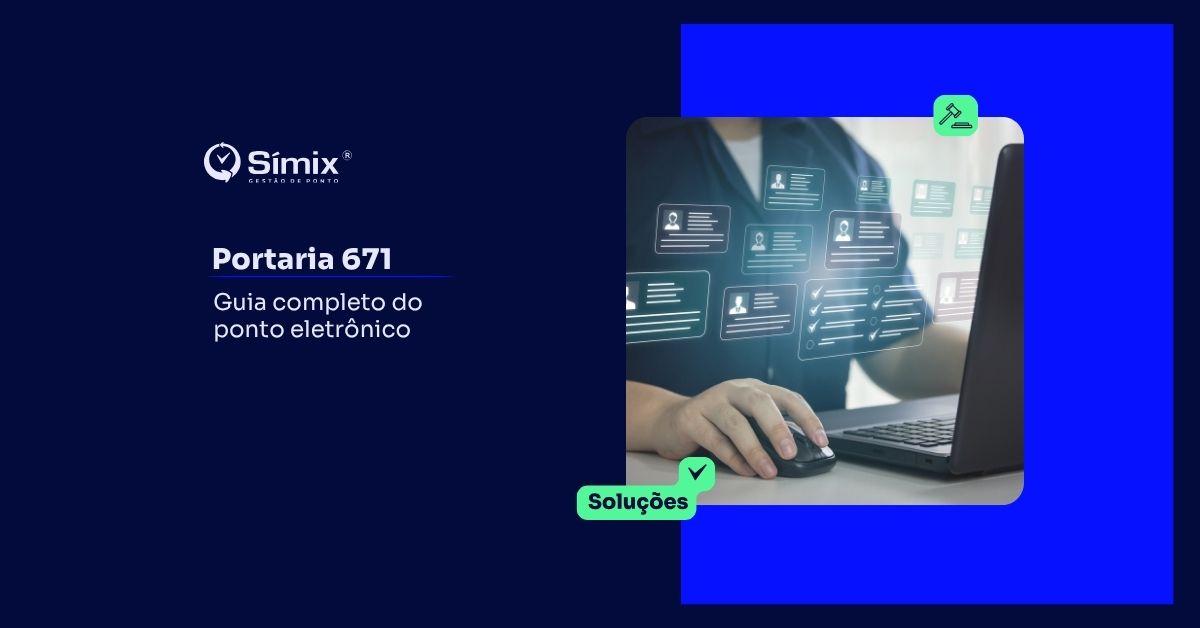 Profissional de RH conferindo o registro de ponto eletrônico conforme a Portaria 671